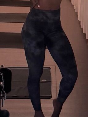 High-Rise Tie-Dye Leggings in Black